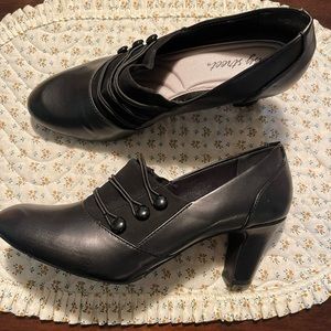 Easy Street Pearl Pumps